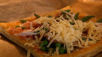 тарт со спаржей, ветчиной и пармезаном