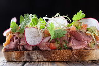 Тартин с ростбифом с кунжутно-луковой заправкой