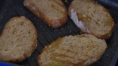 тартин с запеченным сладким перцем и тунцом