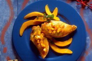 Тартинки из свежего кукурузного хлеба, горчицы, ветчины и чатни