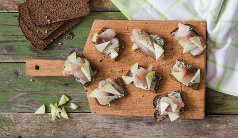 Рецепт тартинок со скумбрией и яблоком