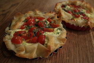 Тарты с творогом, помидорами черри и базиликом