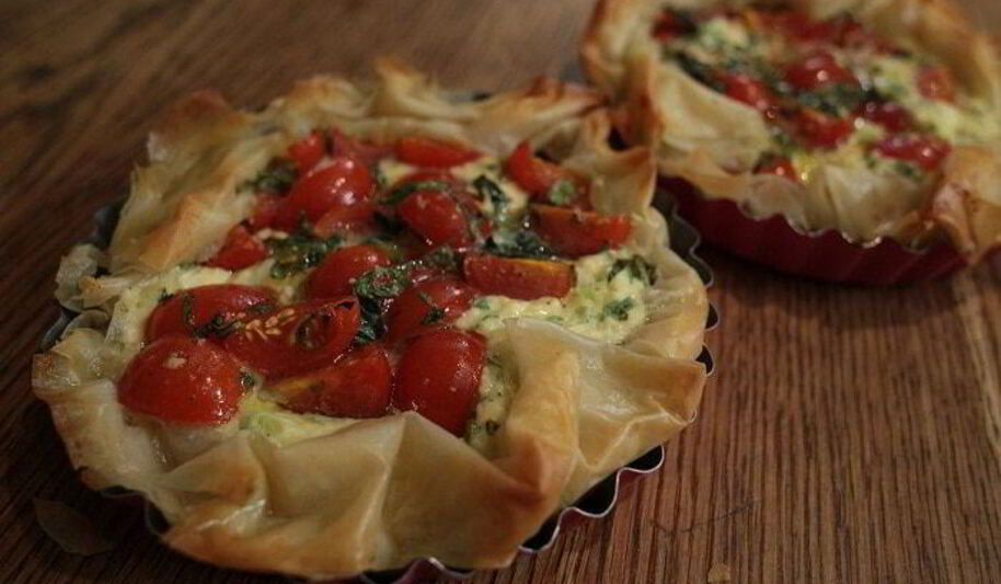 Рецепт тартов с творогом, помидорами черри и базиликом