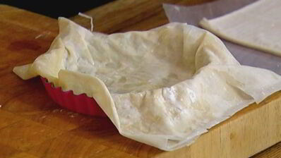 тарты с творогом, помидорами черри и базиликом