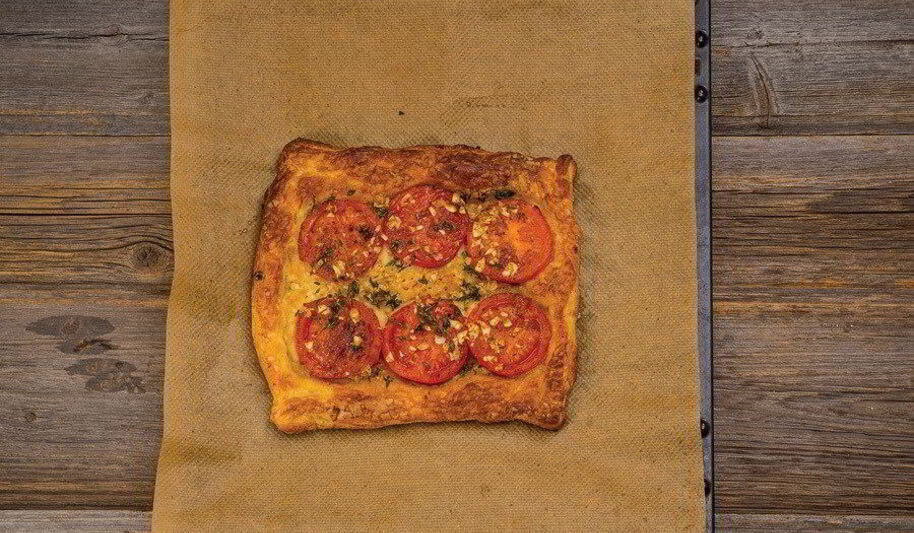 Рецепт томатного тарта с фетой и тархуном