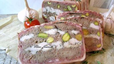 террин из курицы с фисташками и печенью