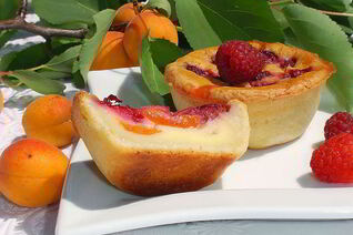 Творожные заливные корзиночки с абрикосами и малиной