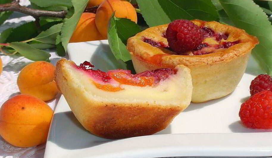 Рецепт творожных заливных корзиночек с абрикосами и малиной