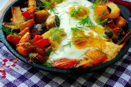 Картофель с шампиньонами и яичницей