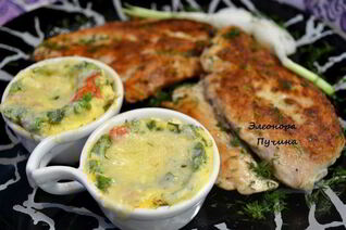 Куриная грудка и яичница в кокотнице