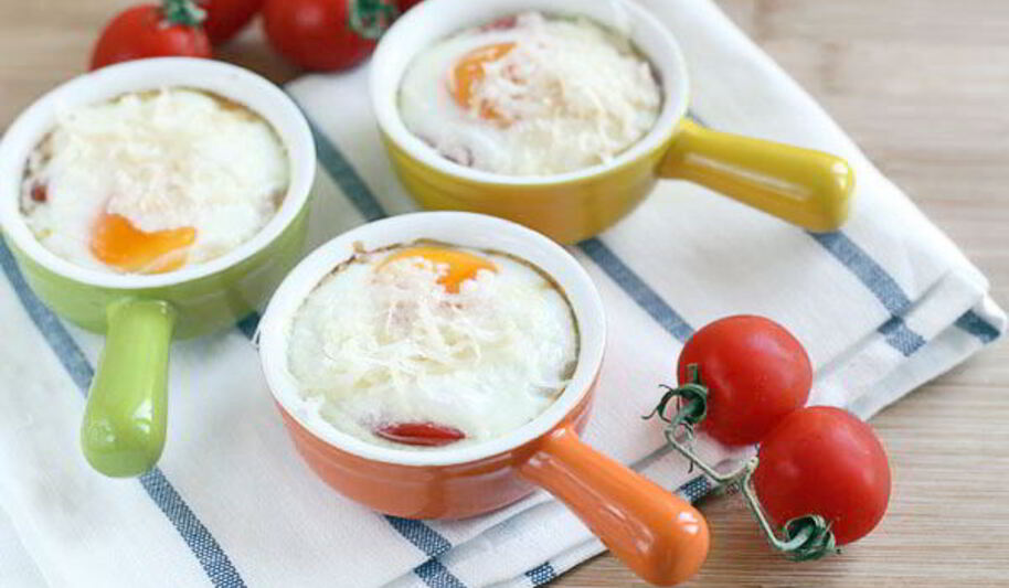 Рецепт порционной яичницы с помидорами в духовке