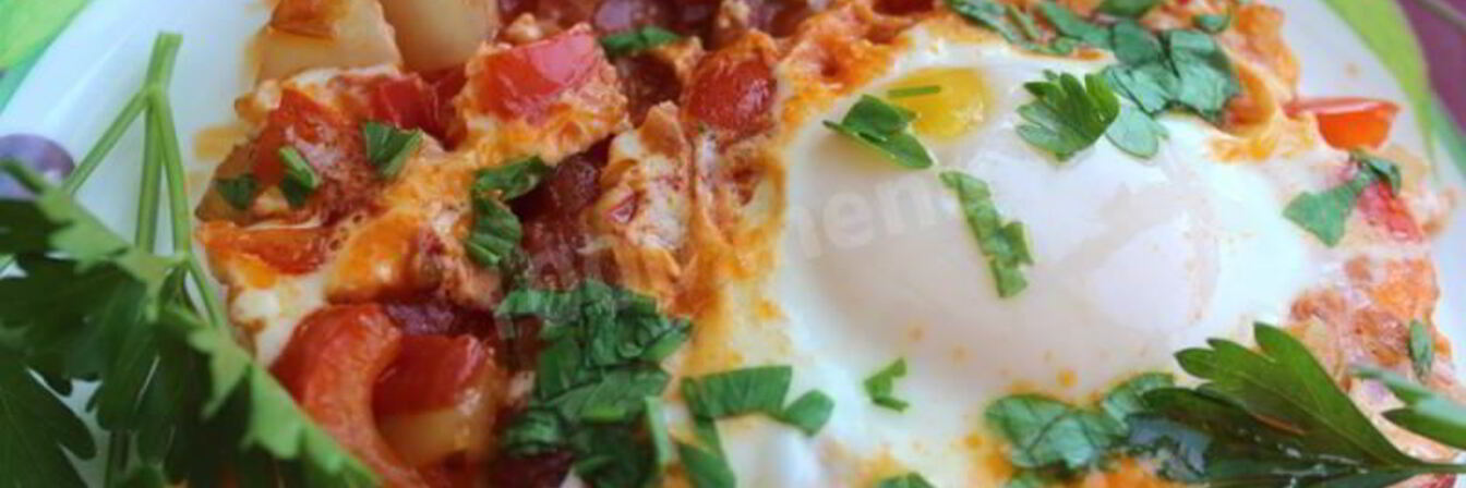 Шакшука яичница с помидорами и луком