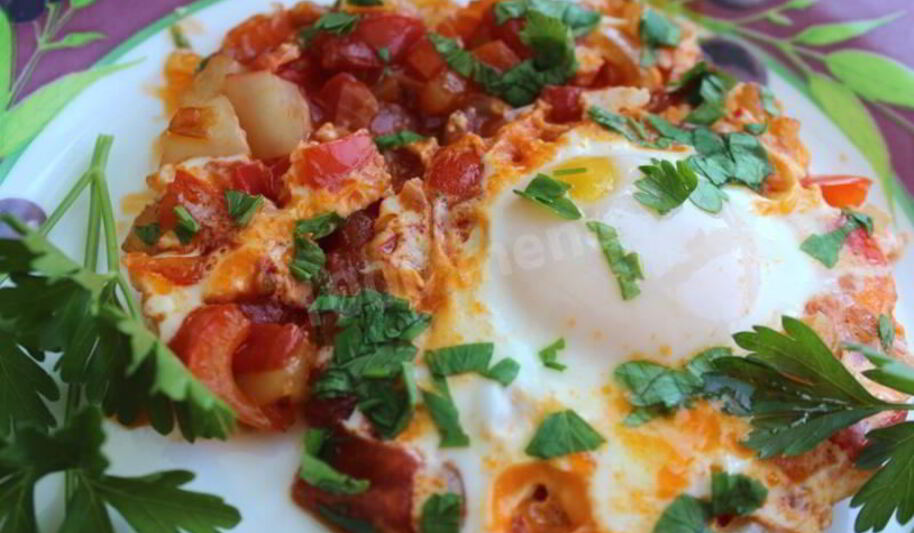 Рецепт шакшуки яичницы с помидорами и лукома