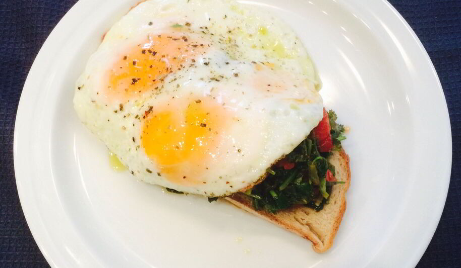 Рецепт утренней яичницы с черемшой