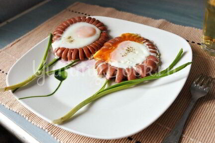 Весенняя яичница с сосисками