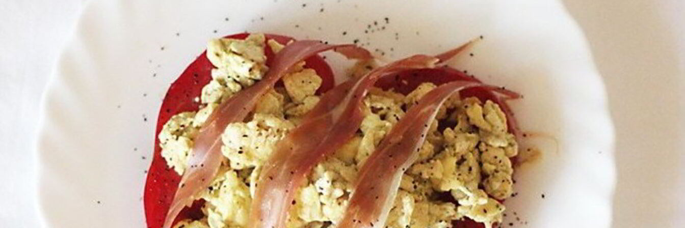 Яичница-болтунья с песто и прошутто