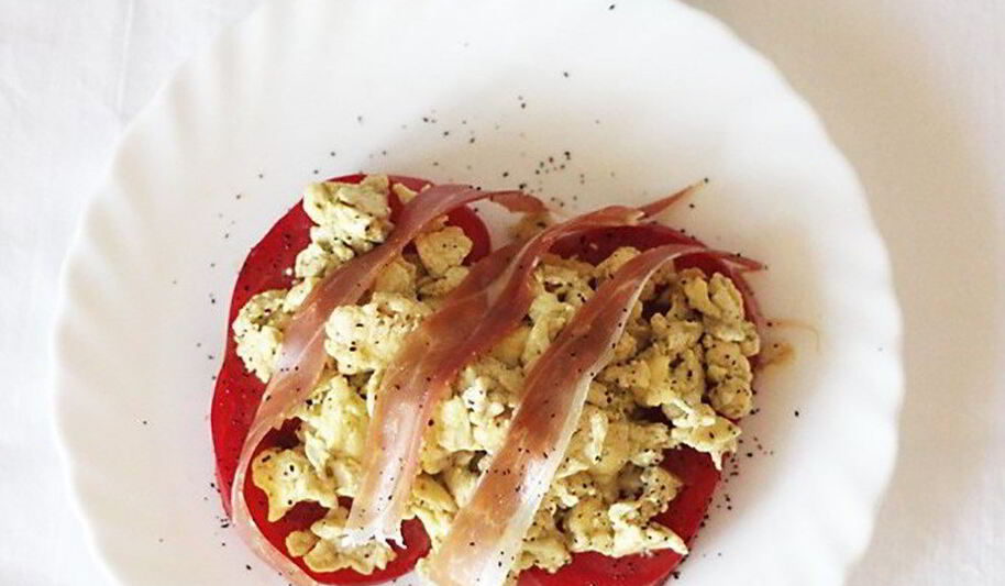 Рецепт яичницы-болтуньи с песто и прошутто