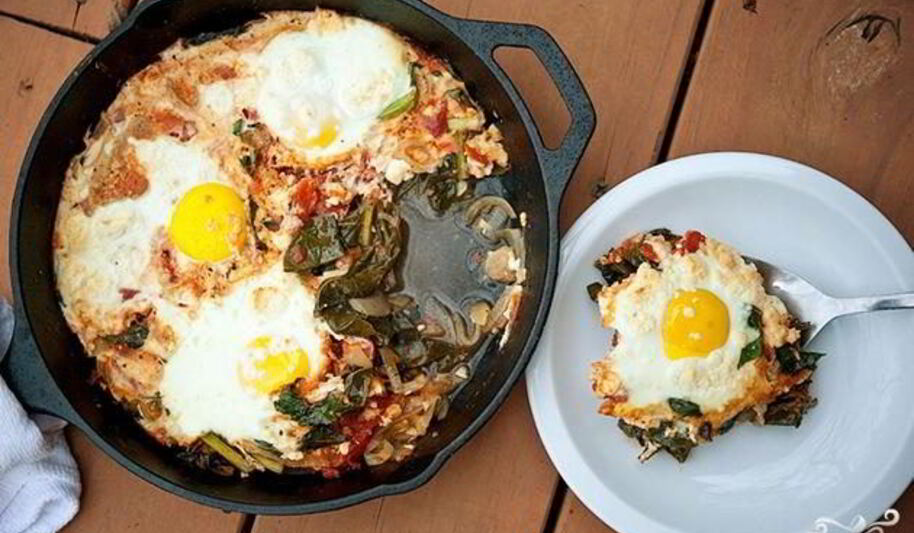 Рецепт яичницы с капустой кале и сыром фета