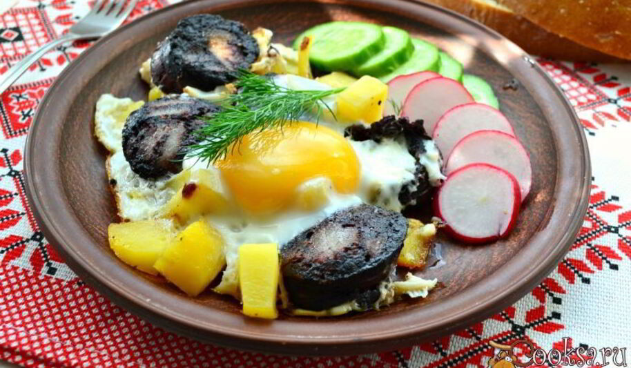Рецепт яичницы с картофелем и кровяной колбасой