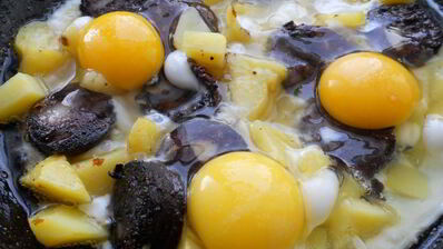 яичница с картофелем и кровяной колбасой