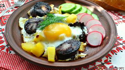 яичница с картофелем и кровяной колбасой