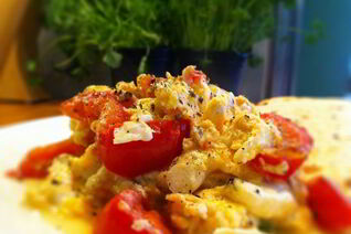 Яичница с помидорами и колбаской