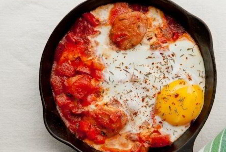 Яичница с помидорами и колбасой