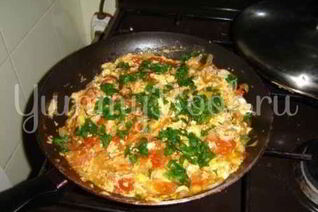 Яичница с помидорами