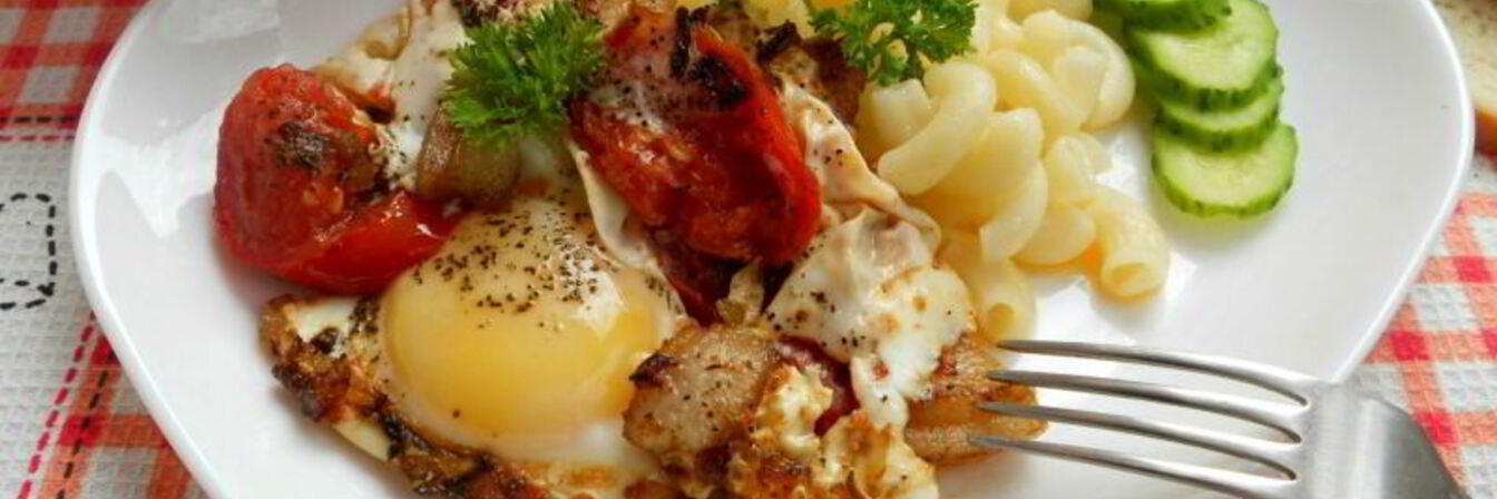 Яичница с салом и помидорами