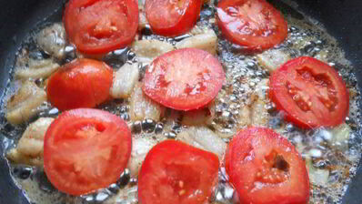 яичница с салом и помидорами