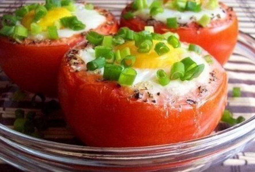 Яичница с зеленью в помидорах