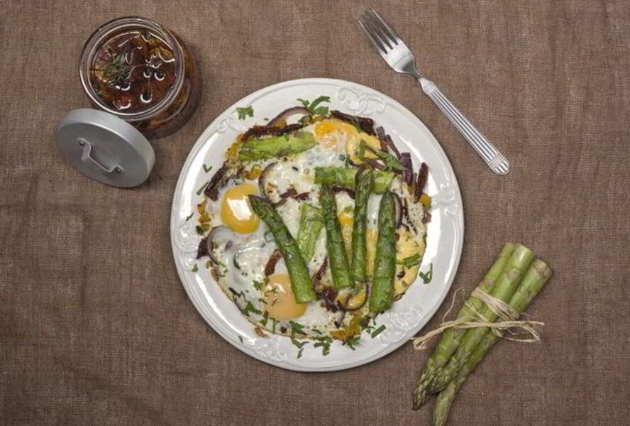 Яичница со спаржей
