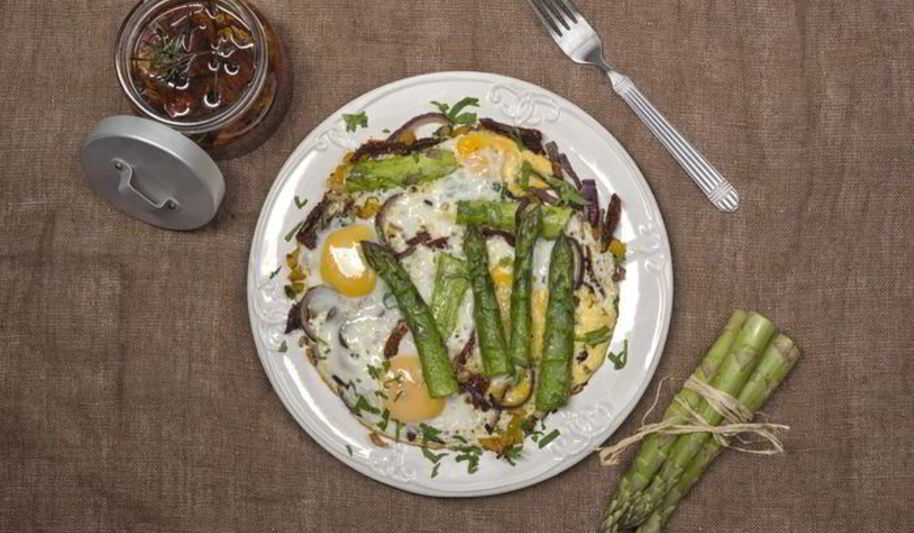 Рецепт яичницы со спаржей