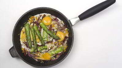 яичница со спаржей