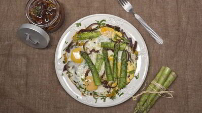 яичница со спаржей