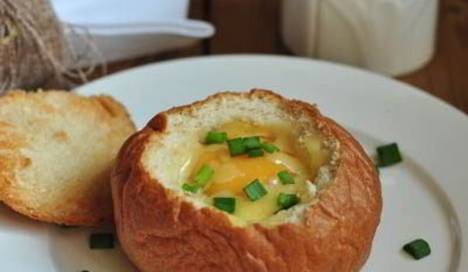 Рецепт яичницы в булке с ветчиной