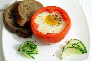 Яичница в помидорах