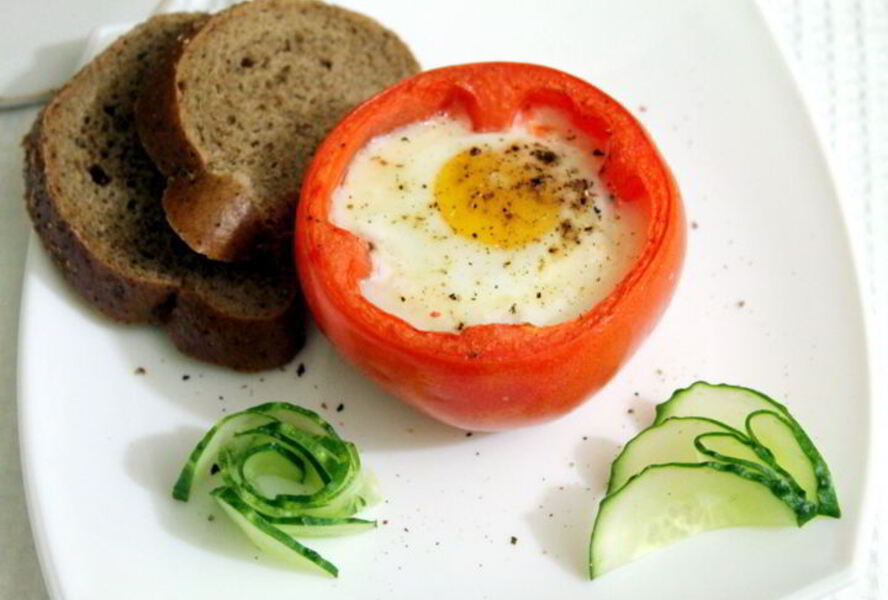 Яичница в помидорах