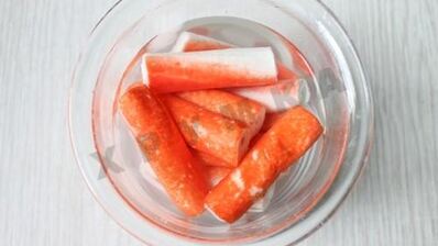 закуска из фаршированных крабовых палочек