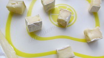 закуска с камамбером, грушами и медом