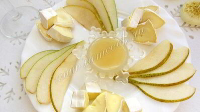 закуска с камамбером, грушами и медом