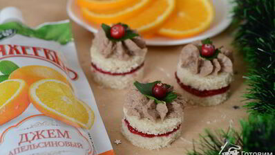 закуска с паштетом и клюквенным чатни