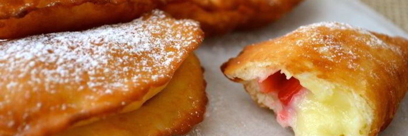 Жареные полумесяцы с клубникой