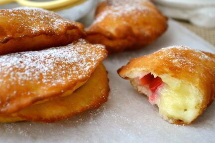 Жареные полумесяцы с клубникой