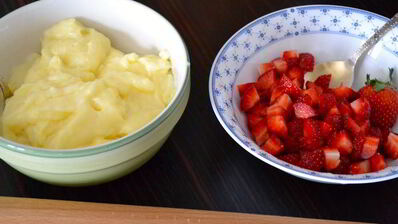 жареные полумесяцы с клубникой