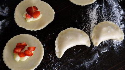 жареные полумесяцы с клубникой