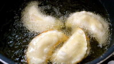 жареные полумесяцы с клубникой