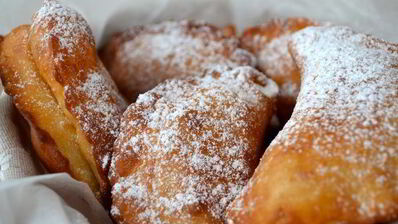 жареные полумесяцы с клубникой