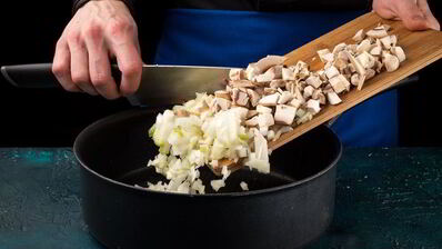 сытный мясной жульен в булочке