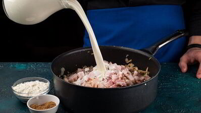 сытный мясной жульен в булочке